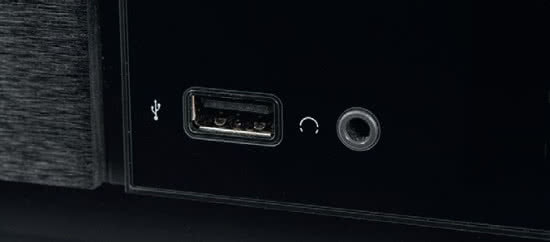 Podręczne złącze USB ma szczególne znaczenie – tędy nie tylko podamy pliki muzyczne, ale wykonamy też kopię zapasową głównego dysku twardego, podłączonego do portu USB z tyłu obudowy.