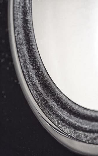 Głośnik średniotonowy ma ważną cechę dla swojej
specjalizacji - tekstylne zawieszenie o mniejszej
amplitudzie, ale i lepszych właściwościach dla przetwarzania
wyższych częstotliwości.