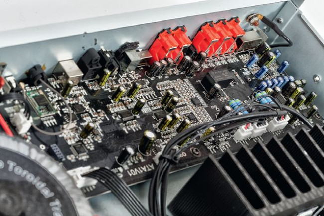Przedwzmacniacz zawiera zarówno część cyfrową, jak też analogowy tuner FM.