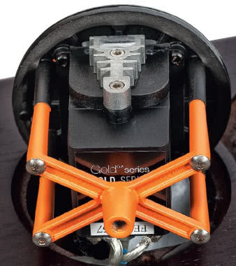 Konstrukcję głośnika wysokotonowego uzupełniono
o specjalny stelaż, potrzebny do wykonania
nietypowej instalacji.