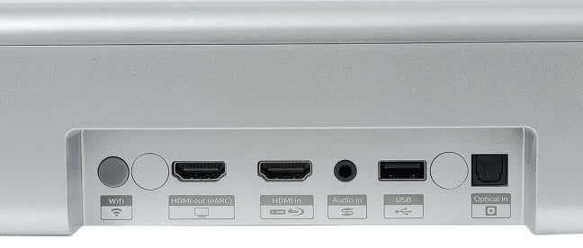 Oprócz wyjścia HDMI (z eARC) jest też wejście, a ponadto złącza optyczne, analogowe oraz USB (dla plików z nośników.