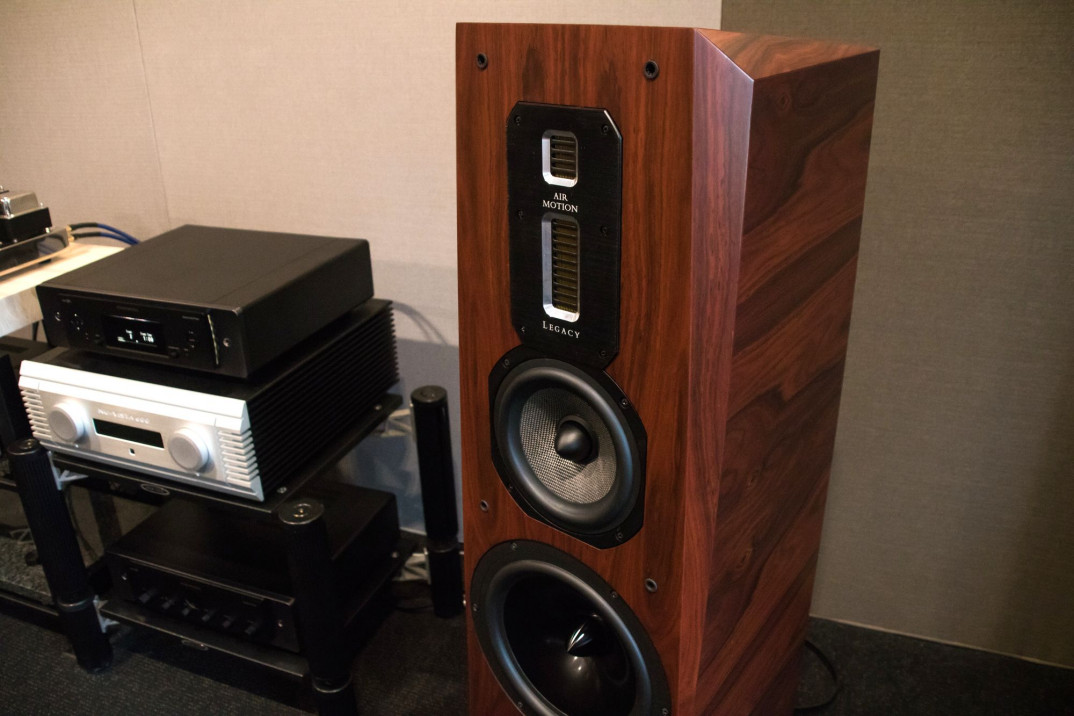 Odsłuchy kolumn podłogowych Legacy Signature SE w salonie Q21