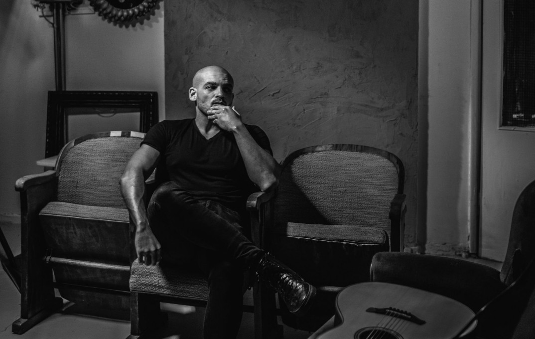 Damian Ukeje śpiewa Baczyńskiego. Oto pierwszy singiel z projektu "Poeci+"