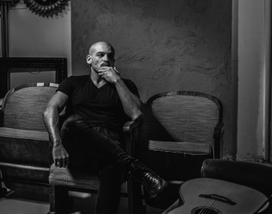 Damian Ukeje śpiewa Baczyńskiego. Oto pierwszy singiel z projektu "Poeci+"