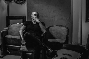 Damian Ukeje śpiewa Baczyńskiego. Oto pierwszy singiel z projektu "Poeci+"