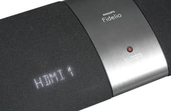 Diody sygnalizacyjne i wyświetlacz ukryto pod
tkaniną "nowej generacji" - wystarczy wilgotna
ściereczka, aby kurz zniknął.