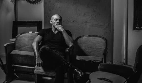 Damian Ukeje śpiewa Baczyńskiego. Oto pierwszy singiel z projektu "Poeci+"