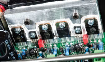 Radiator nie ma zbyt dużych gabarytów, końcówki.
mocy są analogowe z parą tranzystorów na kanał.