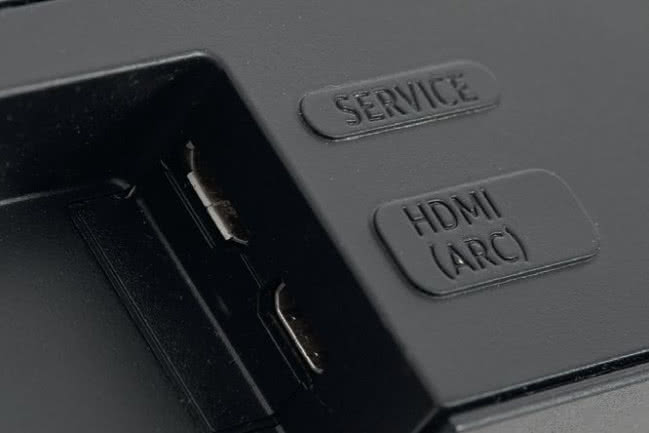Panel przyłączeniowy jest wyjątkowo skromny – ogranicza się do jednego HDMI.