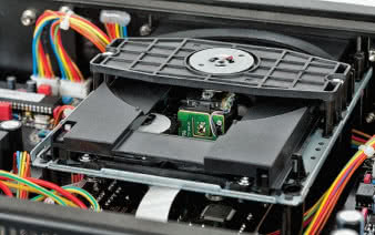 Hegel CDP2A: mechanizm
zainstalowano
na czterech amortyzowanych
kolumnach.