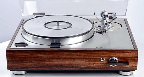 Luxman PD 300 – jeden z najbardziej niezwykłych gramofonów, wyposażony w system "zasysający" płytę do powierzchni talerza.