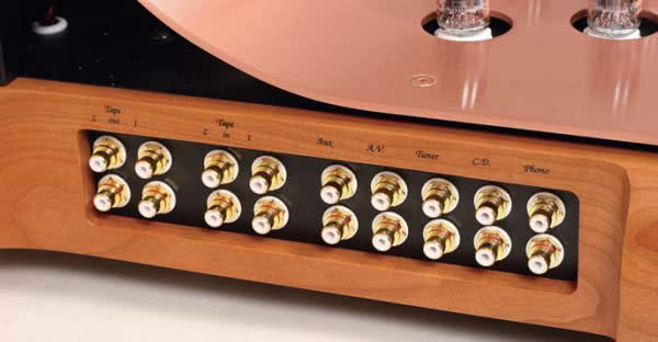 Wzmacniacz wyposażono w wiele wejść, również dla gramofonu z wkładką MM, a także dwie pętle do nagrywania.
