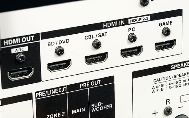 Złącza HDMI w sprzęcie stereo pełnią rolę integrującą z telewizorem; w DTM-7.4 oprócz wyjścia z ARC są także regularne wejścia.