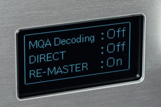 Wyświetlacz zapewnia dostęp do czytelnego menu z ustawieniami sekcji cyfrowej (m.in dekoder standardu MQA).