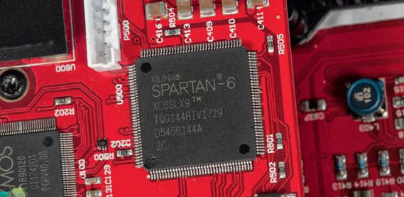 Procesory typu FPGA wkraczają coraz częściej do przetworników DAC; tutaj układ tego typu jest odpowiedzialny za upsampling sygnałów i fiitry cyfrowe.