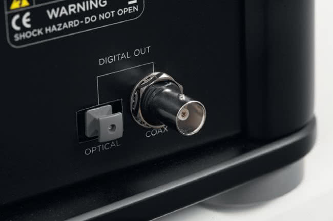 Najlepszym sposobem połączenia S-280 z U-280 jest przesłanie sygnału cyfrowego kablem współosiowym.