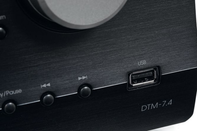 Złącze USB dla plików muzycznych straciło na znaczeniu, ale może się przydać.
