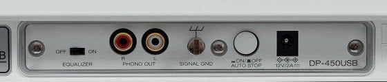 Oprócz wyjścia RCA i gniazda zasilającego są tu dwa przyciski: jeden to włącznik automatyki, drugi decyduje o działaniu wbudowanego przedwzmacniacza phono.