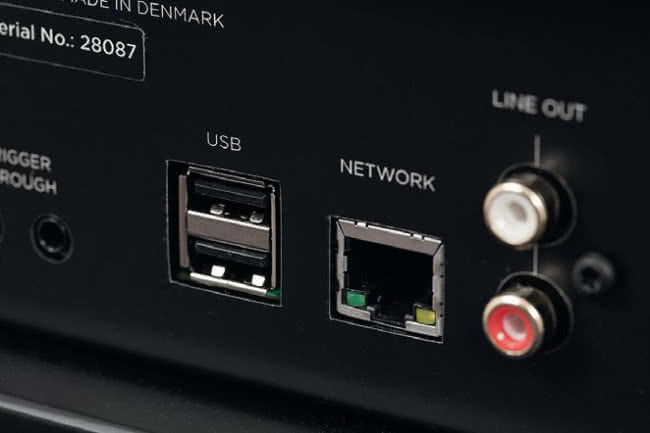 Sieć podłączymy przewodowym LAN-em; obok znajdują się dwa złącza USB dla nośników pamięci.