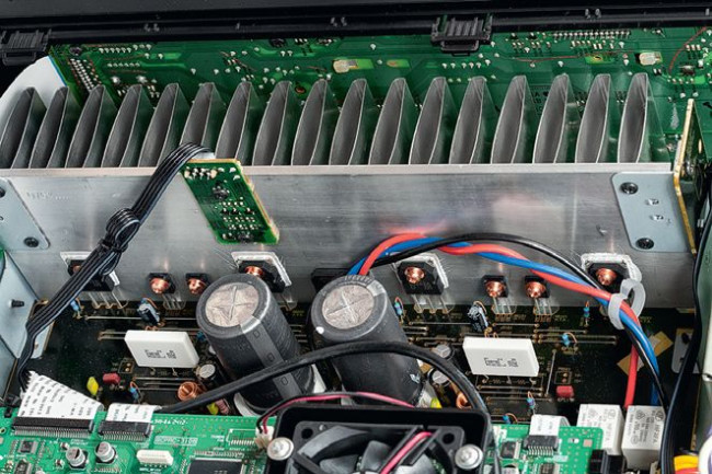 Duży radiator wywodzi się w konstrukcji wielokanałowej; ciepło z dwóch końcówek mocy odprowadzi bez problemu.