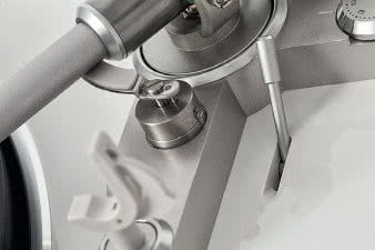 DP-450USB to gramofon manualny i tak sterujemy
ramieniem. Jest tutaj również “półautomatyka”
z mechanizmem podnoszącym
ramię po zakończeniu odtwarzania strony.