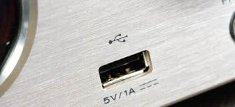 Port USB zainstalowany na froncie obsługuje
przenośny sprzęt Apple, ale Marantz ma również
funkcję prostego odtwarzacza plików i czyta
np. z pendrajwów.