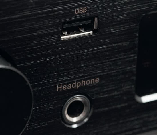 V-250 LTD ma nie tylko funkcje sieciowe i wyświetlacz, ale także gniazdo USB do odczytu plików muzycznych.