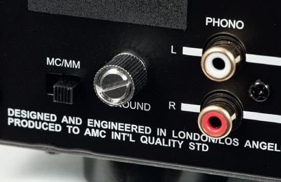 Wejście gramofonowe XIA50 jest wyjątkowe – obsługuje zarówno wkładki MM, jak i MC.