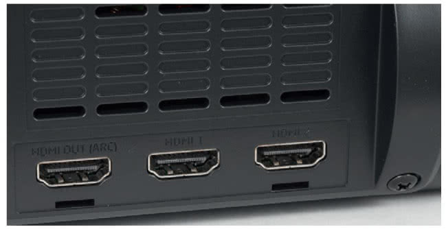 Wyposażenie w gniazda jest kapitalne, oprócz wyjścia HDMI (z ARC) są aż dwa wejścia tego typu.