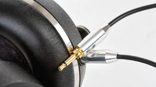 Kable są grube, a wtyki metalowe i ciężkie, każdą muszlę podłączamy 3,5-mm złączem, stabilizowanym zatrzaskiem.