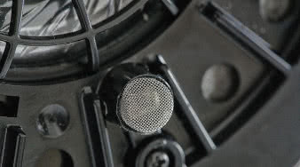 Podwójny układ przetworników - podstawowemu o średnicy 50 mm towarzyszy dodatkowy mały przetwornik umieszczony w tubce.