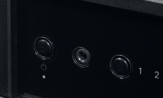 Gniazdo słuchawkowe 3,5-mm jest podłączone przez dzielnik napięcia do głównych końcówek mocy, lepsze słuchawki warto podłączać do dedykowanego wzmacniacza.