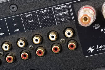 Aż dwie pętle dla
rejestratorów nie mają
dzisiaj mocnego uzasadnienia,
ale wyjście
z przedwzmacniacza
pozwoli w przyszłości
rozbudować system
o zewnętrzną
końcówkę mocy.