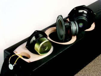 Po zdjęciu dekoracyjnych pierścieni widać, że głośniki zainstalowane w Beta 40 nie mogą pochwalić się tak ładnymi koszami jak konkurenci, mają za to nowoczesne membrany wykonane według firmowego patentu CMMD, czyli metalowo-ceramiczne.