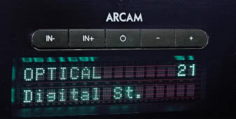 Solo Bar ma największy i najbardziej czytelny wyświetlacz
- centralnej części soundbara
nie zasłonięto maskownicą.