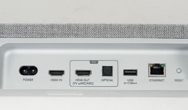 Jedno wejście i jedno wyjście (z eARC) HDMI, złącze optyczne, sieciowe LAN i USB (tylko do zadań serwisowych).