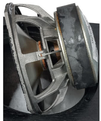 Układy magnetyczne głośników
niskotonowych/nisko-średniotonowych
mają nie tylko dużą średnicę,
ale i wybrzuszenie tylnej płyty, przygotowane
do dużych wychyleń cewki.
Odlewany, aluminiowy kosz jest adekwatnie
solidną „konstrukcją nośną”
całego głośnika, zarówno dla układu
magnetycznego, jak i drgającego.