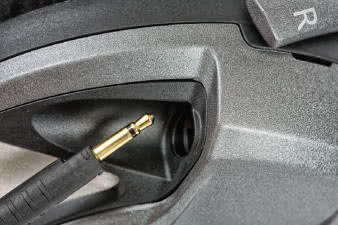 Efektowny kanał gniazda na zewnętrznej części
muszli pięknie komponuje się z futurystycznym
stylem HD700, choć podłączenie i zablokowanie
wtyku wymaga nieco wprawy.