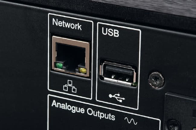 Nova PE obsługuje bezprzewodową sieć Wi-Fi, ale najlepsze rezultaty przyniesie jak zwykle LAN. Nośniki pamięci można podłączyć bezpośrednio do złącza USB.