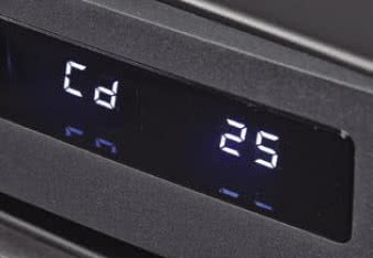 Nie ma tu klasycznego wskaźnika wejść, jest
za to wyświetlacz, na którym mamy nazwę
wejścia oraz siłę głosu.