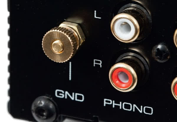 Wejście gramofonowe to obok wyjścia słuchawkowego drugi ważny „moment”, do 240i podłączymy gramofon z wkładką typu MM.