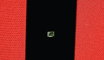 Kubik One nie ma klasycznego wyświetlacza, wybrane
źródło sygnalizują niewielkie ikonki, a regulację
głośności trzeba przeprowadzać "na czuja".