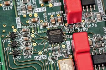 Osiągnięcie wysokich parametrów sekcji
cyfrowej wiąże się z 32-bitowym przetwornikiem
C/A ESS Technology ES9010K2M.