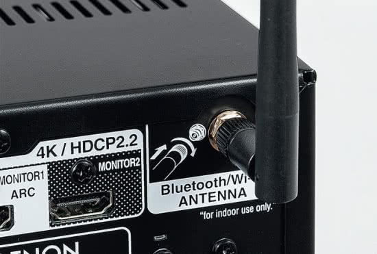 Denon stosuje dwie anteny dla systemów bezprzewodowych; moduł Wi-Fi pracuje w dwóch pasmach: 2,4 GHz oraz 5 GHz.