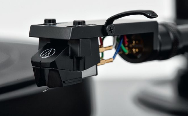 Do AT-LP8X wybrano jeden z modeli popularnej serii AT-VM95, zmieniając kolor korpusu na czarny, spójny z całym gramofonem.