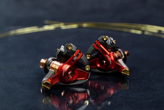 Acoustune - słuchawki dokanałowe o futurystycznym wyglądzie