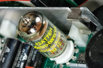 W sterowaniu pracują podwójne triody 12AT7EH Electro-Harmonix.