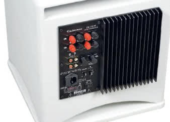 Santorin 25
ma kompletny,
klasyczny zestaw
gniazd - zarówno
wejścia, jak i wyjścia
występują w standardzie
RCA oraz
w postaci zacisków
głośnikowych. Po co
wyjścia? Za pomocą
niskopoziomowych można
np. przerzucić sygnał
do drugiego subwoofera,
a do głośnikowych można
podłączyć kolumny główne
systemu - o ile tak jest
wygodniej; oczywiście
będą grały pełnym pasmem.