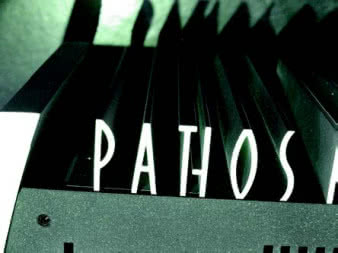 Ciekawym rozwiązaniem jest umieszczenie loga firmy wzdłuż krawędzi obudowy.