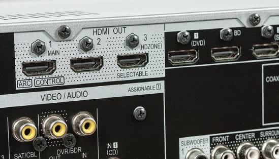 Wszystkie wejścia i wyjścia HDMI obsługują UHD. Trzecie wyjście HDMI ma służyć do zasilania sygnałem AV dodatkowej strefy.